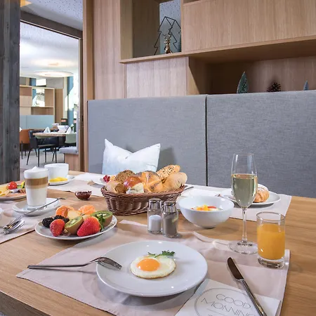 호텔 Der Waldhof 4*
